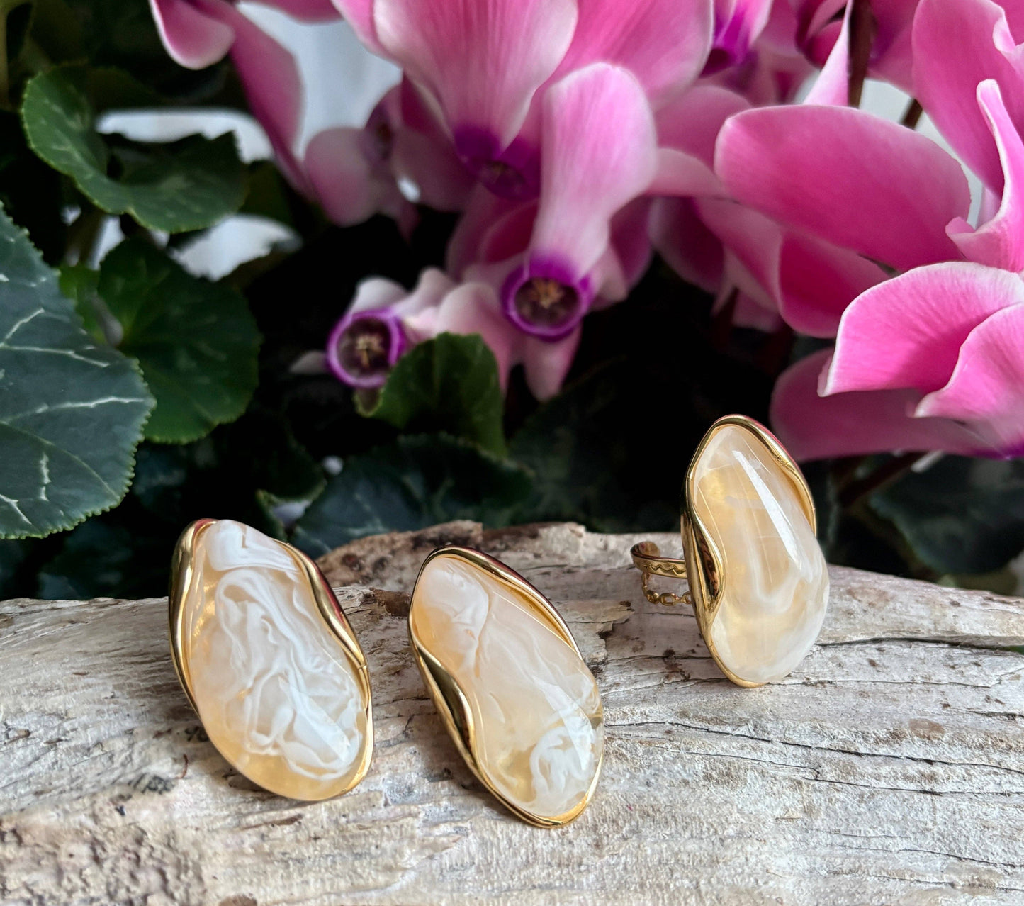 18ct Gold Plated Resin Statement Ring OR51