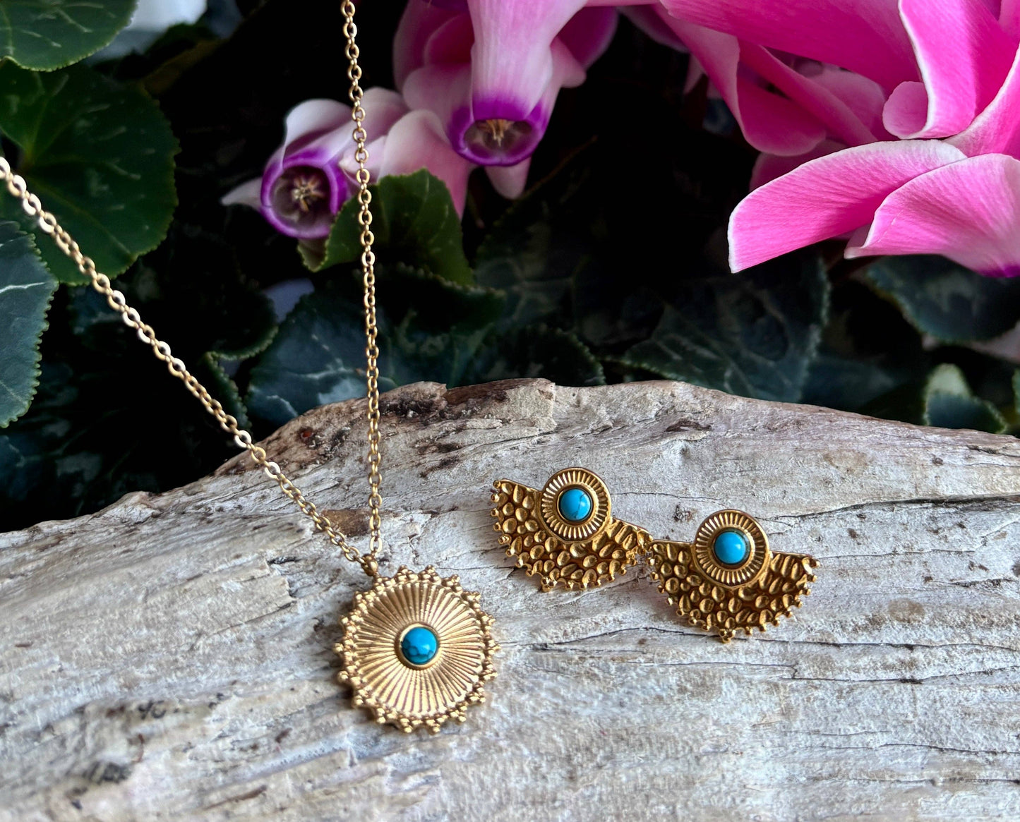 18ct Gold Plated Turquoise Sun Disc Pendant Necklace OR62