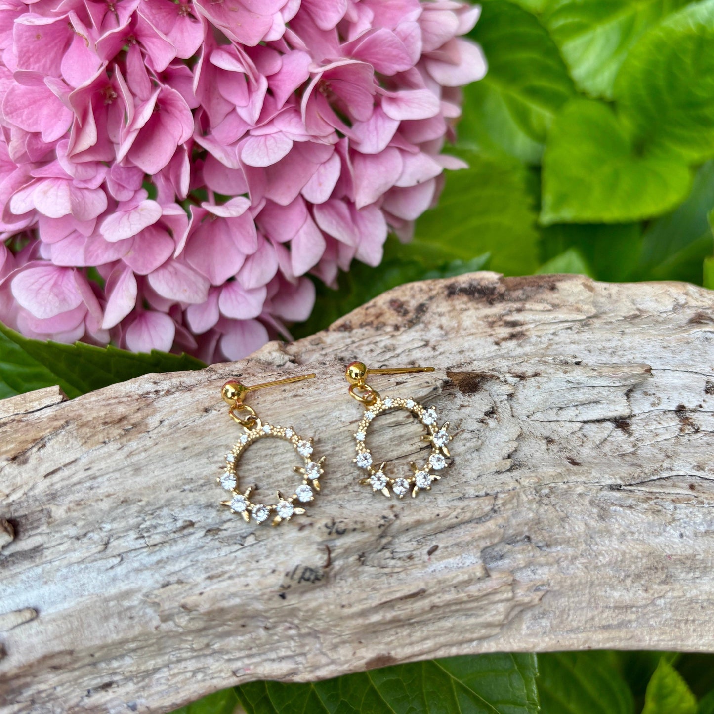 14ct Gold Plated Cubic Zirconia Floral Drop Earrings. OR91